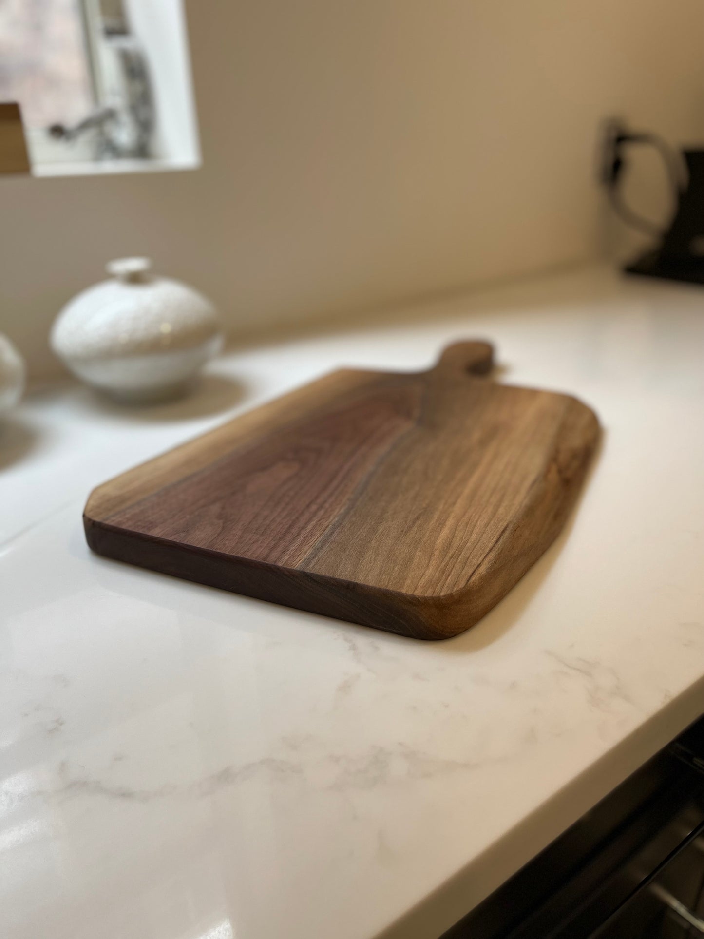 Large live-edge charcuterie board - Walnut