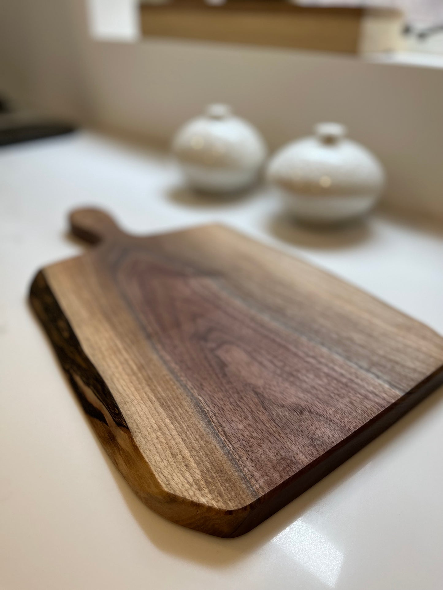 Large live-edge charcuterie board - Walnut