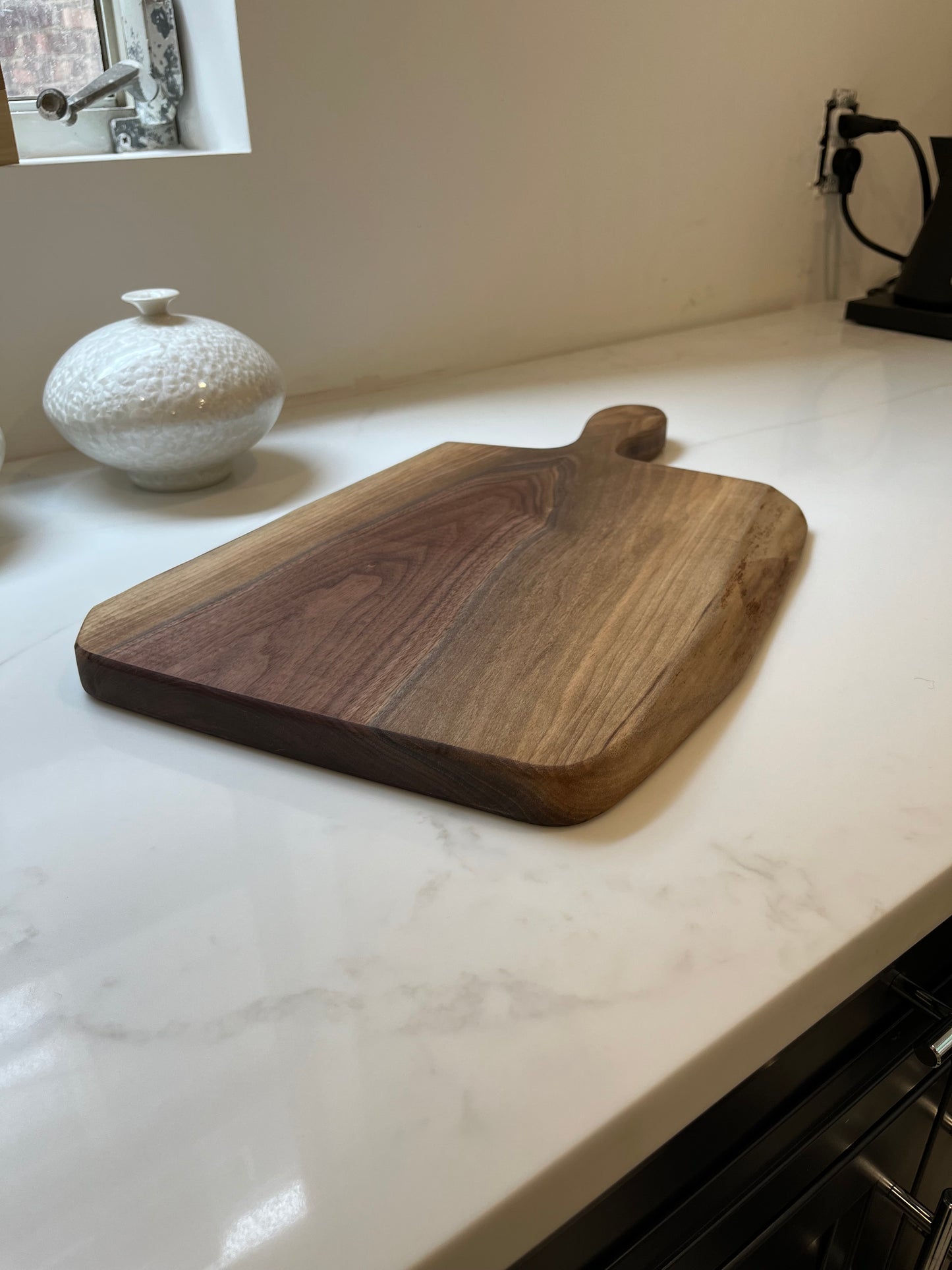 Large live-edge charcuterie board - Walnut