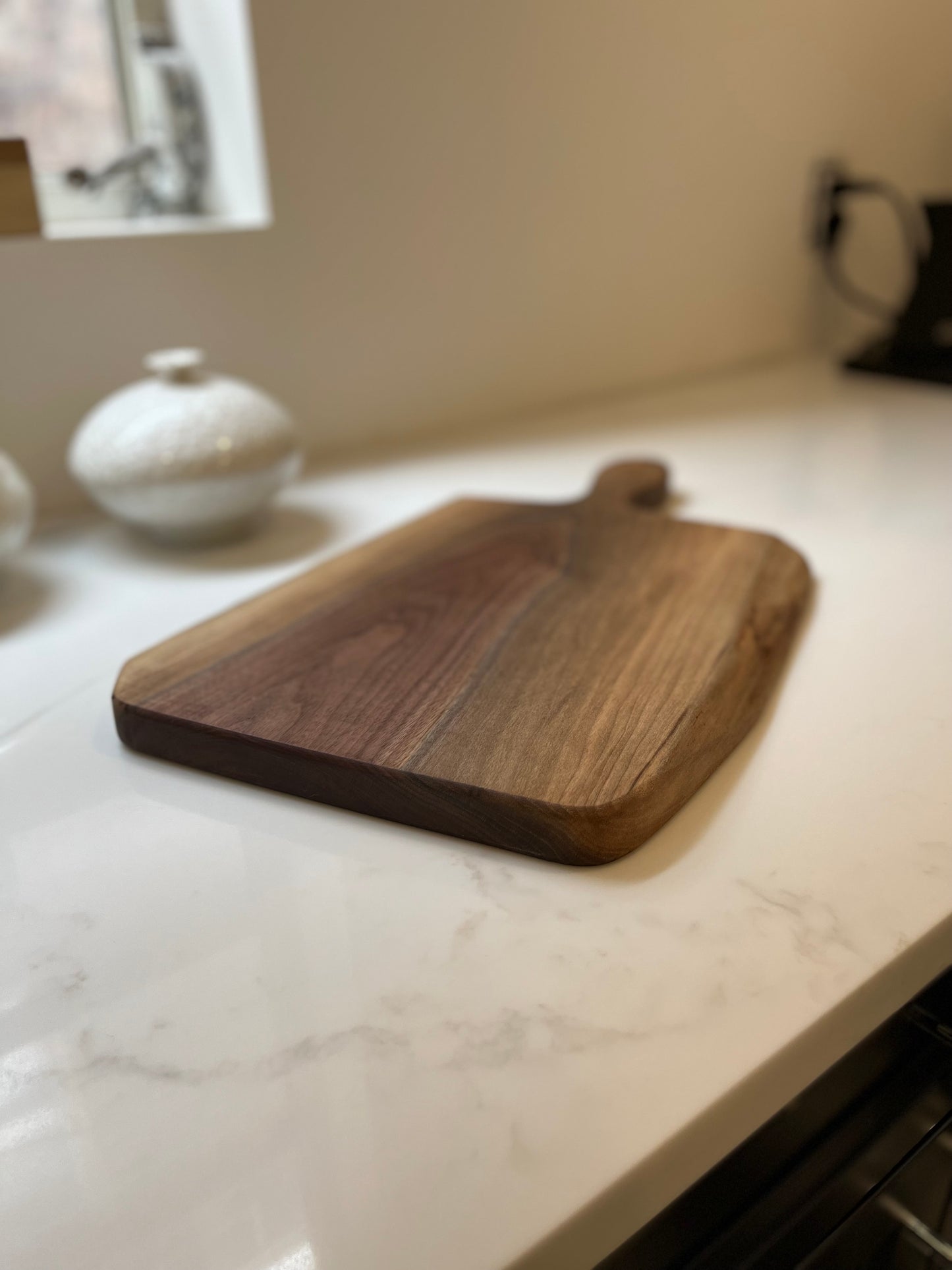 Large live-edge charcuterie board - Walnut